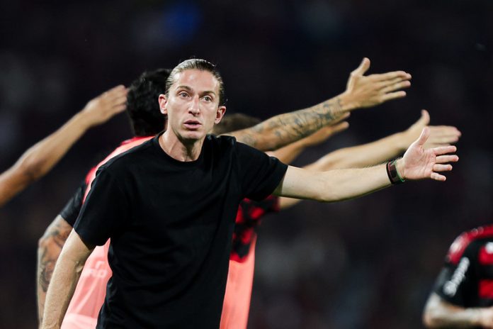 Filipe Luís em campo na classificação do Flamengo para final da Libertadores da América