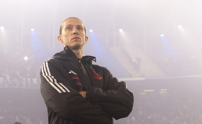 Filipe Luís em campo pelo Flamengo no jogo contra o Racing em Avellaneda