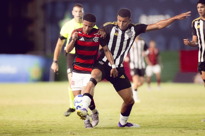 Flamengo e Atlético-MG pelas quartas de final do Brasileirão sub-17 - FOTO: Adriano Fontes / Flamengo