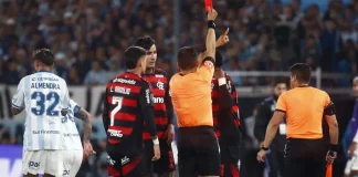 Gonzalo Plata é expulso no jogo contra o Racing