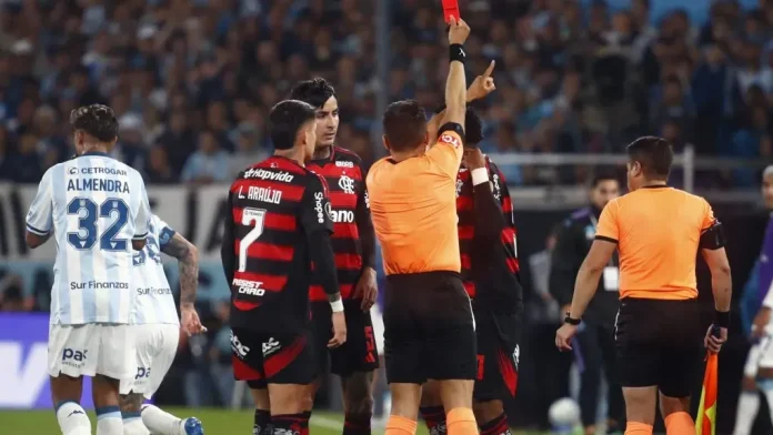 Gonzalo Plata é expulso no jogo contra o Racing