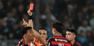 Gonzalo Plata é expulso no jogo contra o Racing