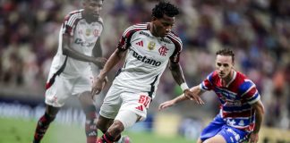 Gonzalo Plata em campo na derrota do Flamengo para o Fortaleza - FOTO: Gilvan de Souza / Flamengo
