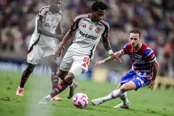 Gonzalo Plata em campo na derrota do Flamengo para o Fortaleza - FOTO: Gilvan de Souza / Flamengo
