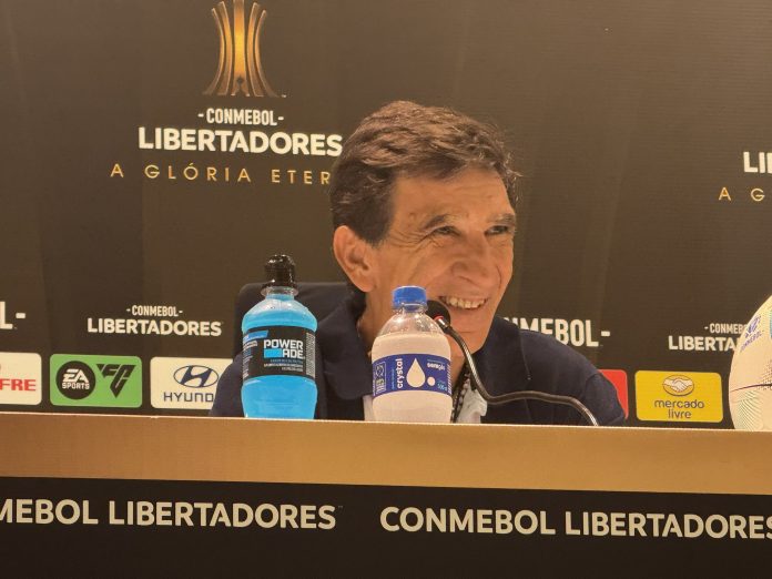 Técnico do Racing em entrevista coletiva após derrota para o Flamengo no Maracanã - FOTO: Raísa Simplício