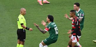 Gustavo Gomez reclamando com arbitragem só pra variar