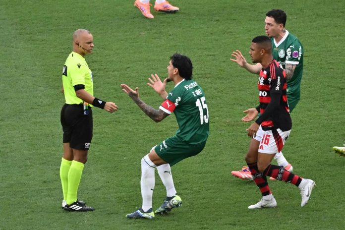 Gustavo Gomez reclamando com arbitragem só pra variar