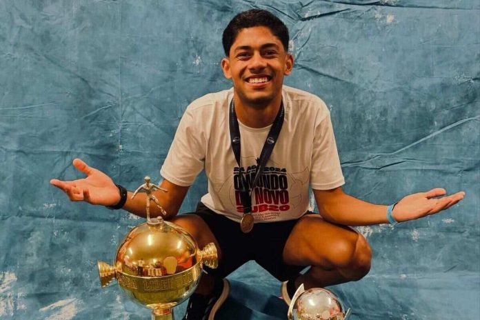 O volante João Alves, Bicampeão da Libertadores sub-20 pelo Flamengo