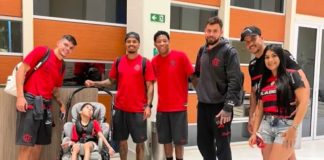 Jogadores do Flamengo com o pequeno torcedor Davi Luca e seus pais, em Salvador