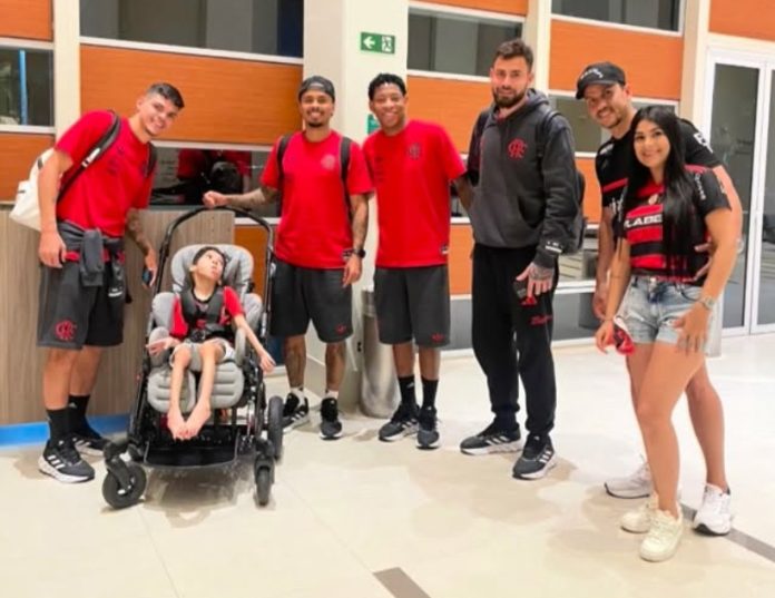 Jogadores do Flamengo com o pequeno torcedor Davi Luca e seus pais, em Salvador