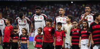 Jogadores do Flamengo formados para execução dos hinos, antes da derrota para o Bahia em Salvador - FOTO: Gilvan de Souza / Flamengo