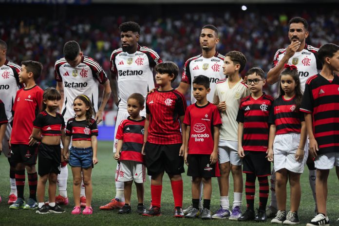 Jogadores do Flamengo formados para execução dos hinos, antes da derrota para o Bahia em Salvador - FOTO: Gilvan de Souza / Flamengo