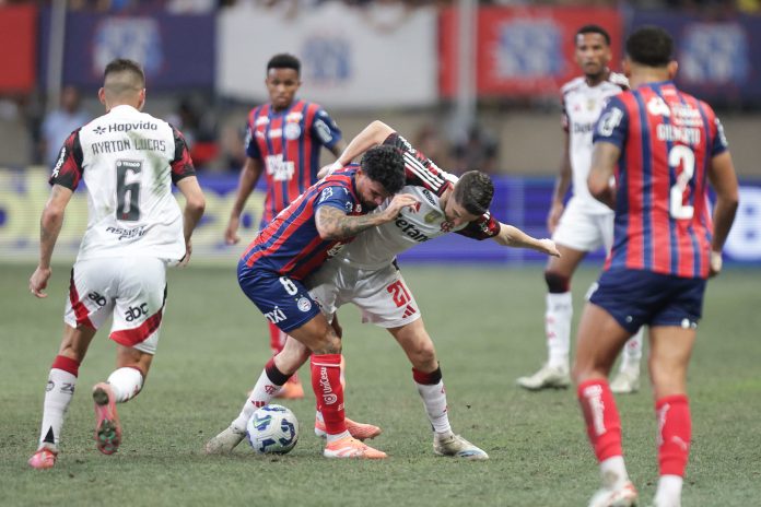 Jorginho e Ayrton Lucas em campo pelo Flamengo na derrota para o Bahia - FOTO: Gilvan de Souza / Flamengo