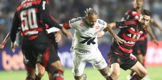Jorginho disputa a jogada com Neymar