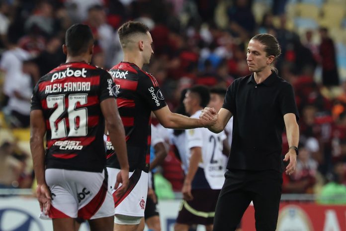Filipe Luís e o zagueiro Léo Ortiz