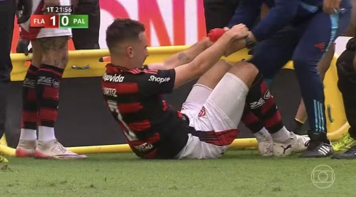 Léo Ortiz deixa o campo de jogo lesionado