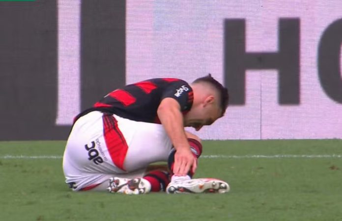 Léo Ortiz deixa o campo de jogo lesionado