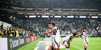 Luiz Araújo e jogadores comemoram o gol da vitória do Flamengo sobre o Corinthians - FOTO: Gilvan de Souza / Flamengo