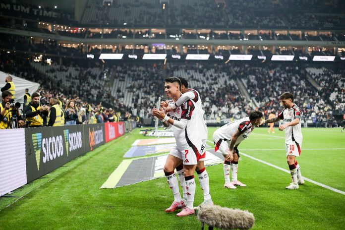 Luiz Araújo e jogadores comemoram o gol da vitória do Flamengo sobre o Corinthians - FOTO: Gilvan de Souza / Flamengo
