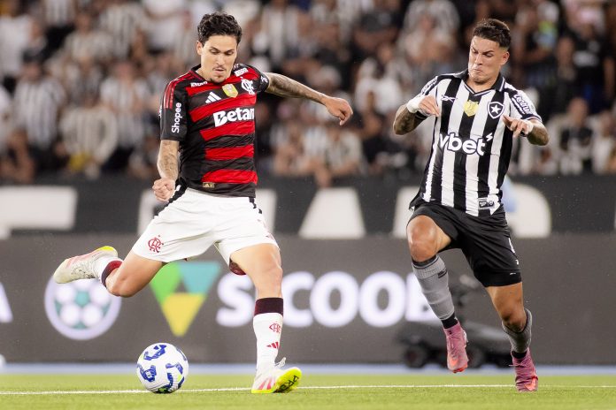 Pedro chuta pra marcar o 1º gol do Flamengo na vitória sobre o Botafogo - FOTO: Adriano Fontes / Flamengo