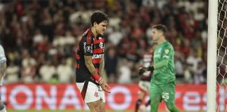 Pedro deixa o jogo após fortes dores no braço - FOTO: André Durão