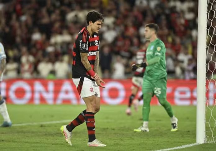 Pedro deixa o jogo após fortes dores no braço - FOTO: André Durão