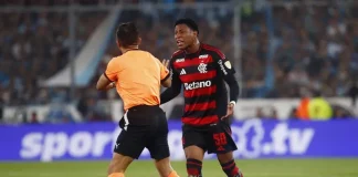 Gonzalo Plata e o árbitro Piero Maza, na classificação do Flamengo para final da Libertadores da América