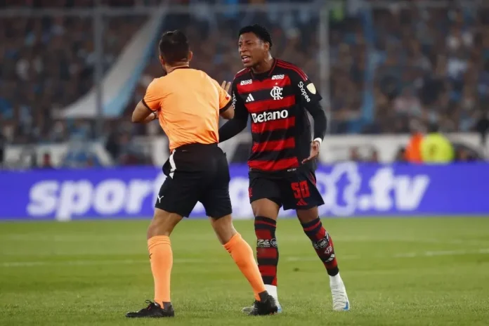 Gonzalo Plata e o árbitro Piero Maza, na classificação do Flamengo para final da Libertadores da América