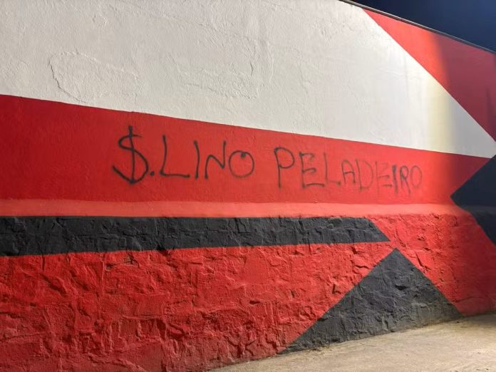 Muros da Sede da Gávea pichados após derrota do Flamengo em Salvador