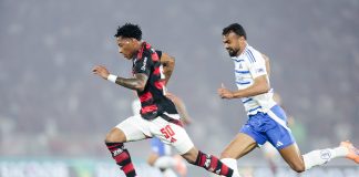 Plata tenta escapar da marcação de Fabrício Bruno no empate sem gols entre Flamengo e Cruzeiro - FOTO: Gilvan de Souza / Flamengo