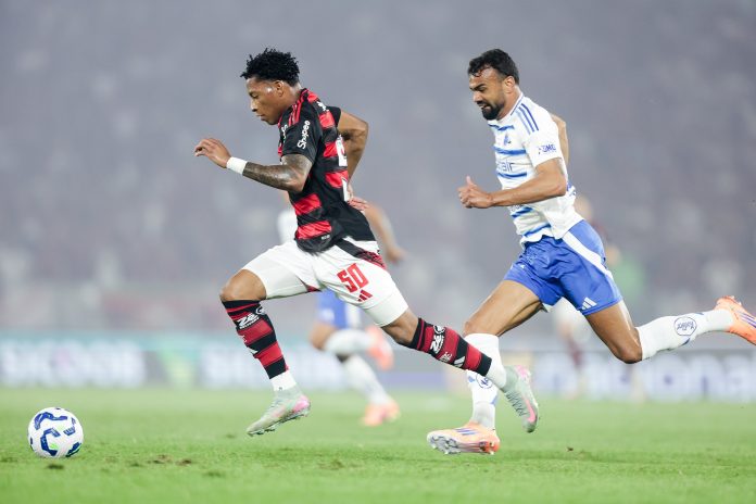 Plata tenta escapar da marcação de Fabrício Bruno no empate sem gols entre Flamengo e Cruzeiro - FOTO: Gilvan de Souza / Flamengo