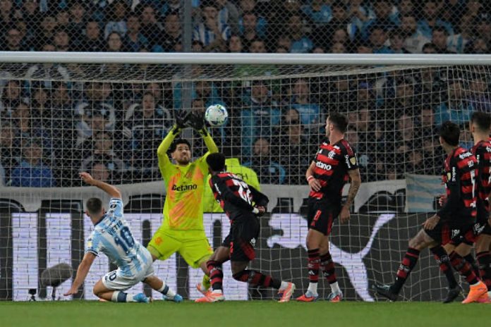 Rossi faz mais uma defesa na classificação do Flamengo para final da Libertadores da América