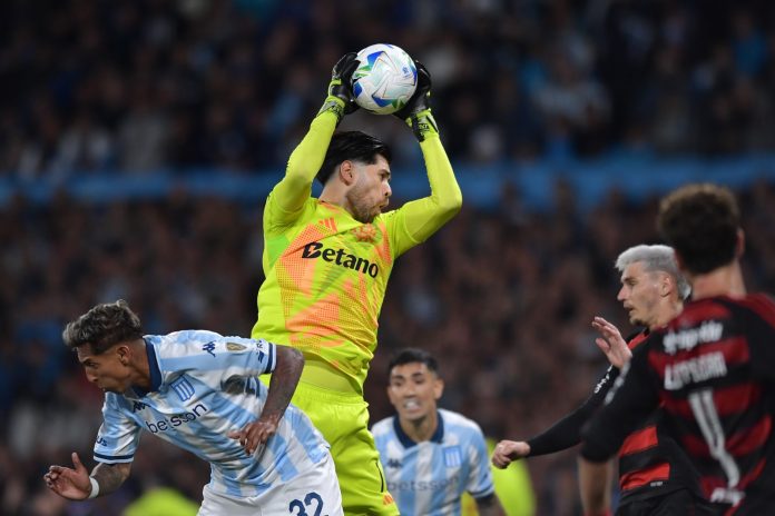 Rossi-Racing-0-0-Flamengo-291025 Rossi faz mais uma defesa na classificação do Flamengo para final da Libertadores da América