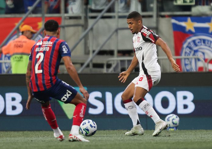 Samuel Lino em campo na derrota do Flamengo para o Bahia - FOTO: Gilvan de Souza / Flamengo