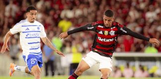 Samuel Lino em campo pelo Flamengo no empate sem gols contra o Cruzeiro - FOTO: Adriano Fontes / Flamengo