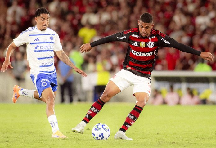 Samuel Lino em campo pelo Flamengo no empate sem gols contra o Cruzeiro - FOTO: Adriano Fontes / Flamengo
