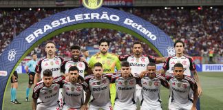 Time do Flamengo posa pra foto antes da derrota para o Bahia em Salvador - FOTO: Gilvan de Souza / Flamengo