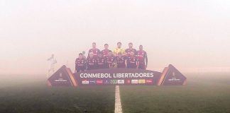 Time do Flamengo posa pra foto antes de eliminar o Racing, e garantir sua ida da final da Libertadores