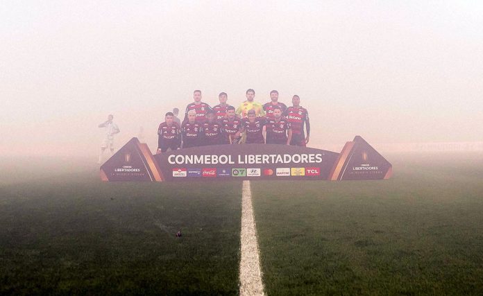Time do Flamengo posa pra foto antes de eliminar o Racing, e garantir sua ida da final da Libertadores