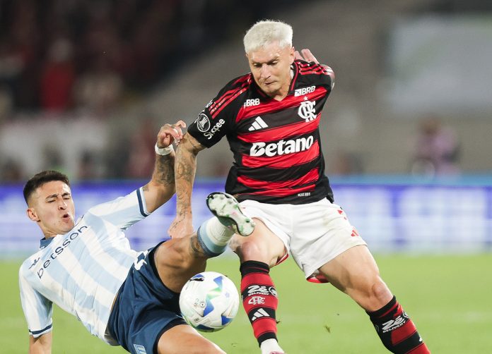 Varela em campo pelo Flamengo na vitória sobre o Racing - FOTO: Gilvan de Souza / Flamengo