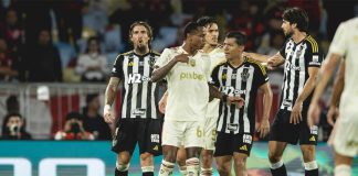 Wallace Yan em treta com Lyanco no jogo entre Flamengo e Atlético-MG