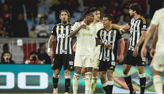 Wallace Yan em treta com Lyanco no jogo entre Flamengo e Atlético-MG