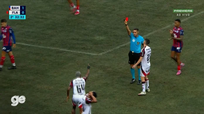 Wallace Yan é expulso no jogo entre Flamengo e Bahia