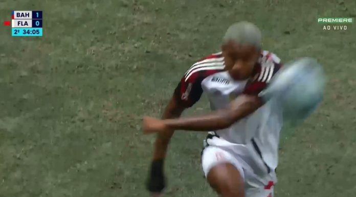 Wallace Yan chuta a bola pro alto após ser expulso na derrota do Flamengo para o Bahia