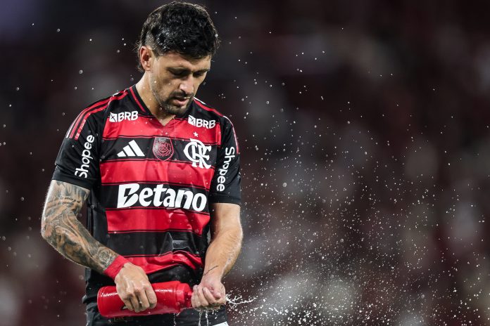 Arrascaeta-Flamengo-3-2-Santos-091125-Foto-Gilvan-de-Souza Arrascaeta em campo na vitória do Flamengo sobre o Santos no Maracanã - FOTO: Gilvan de Souza / Flamengo