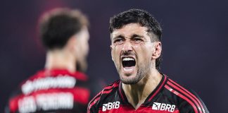 Arrascaeta comemora o 1º gol do Flamengo na vitória contra o Bragantino - Foto: Gilvan de Souza / Flamengo