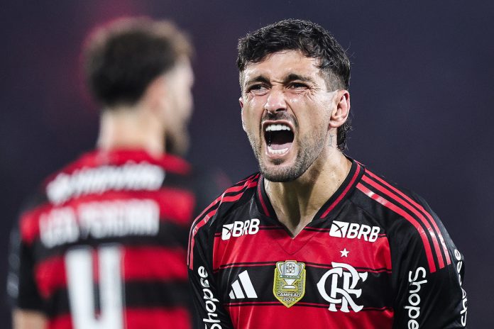 Arrascaeta comemora o 1º gol do Flamengo na vitória contra o Bragantino - Foto: Gilvan de Souza / Flamengo