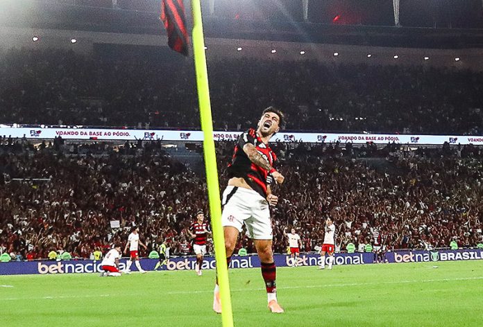 Arrascaeta comemora o 1º gol do Flamengo na vitória contra o Bragantino - Foto: Gilvan de Souza / Flamengo