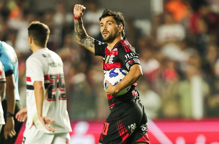 Arrascaeta marca o 1º gol do Flamengo no empate contra o São Paulo - FOTO: Gilvan de Souza / Flamengo