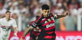 Arrascaeta chuta pra marcar o 1º gol do Flamengo no empate contra o São Paulo - FOTO: Gilvan de Souza / Flamengo